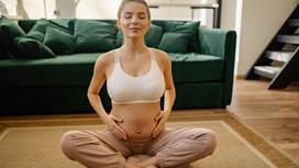 Беременная женщина занимается фитнесом