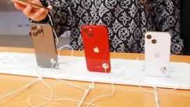 Смартфоны iPhone на столе