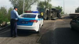 Машина полиции у места аварии в Алматы