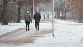 Люди идут зимой по улице