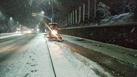 Снегоуборочная машина чистит дороги
