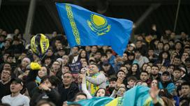 Болельщик на трибунах с флагом Казахстана