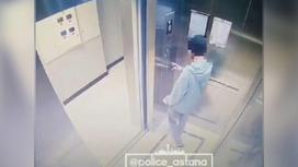 Мужчина стоит в лифте