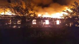 Огонь горит в банном комплексе в Алматы