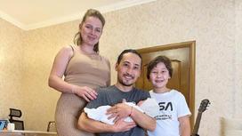 Мурат Мутурганов с женой и детьми