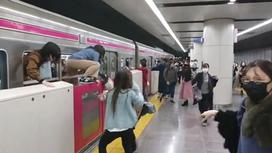 Люди покидают ваогн метро