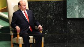 Президент Йемена Абд Раббу Мансур Хади сидит на стуле