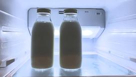 Две бутылки с молоком в холодильнике