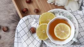 Чай с лимоном на скатерте