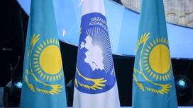 Флаги Казахстана и Ассамблеи народа Казахстана