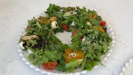 Салат из листьев салата, апельсина, томатов и сыра с заправкой
