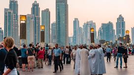 Толпа людей в Дубае