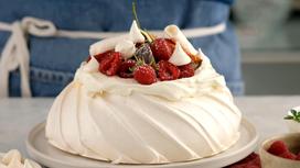 Десерт «Павлова» с декором из малины и безе