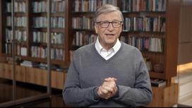 Билл Гейтс в серой кофте и очках