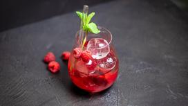 Красный напиток в округлом стакане