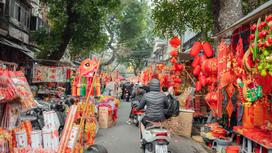 Улица с торговыми точками с декором для Китайского Нового года
