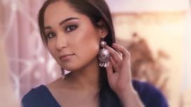 Казахские национальные серьги в ушах девушки