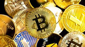 Монеты разных криптовалют лежат вместе