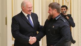 Александр Лукашенко и Рамзан Кадыров пожимают руки