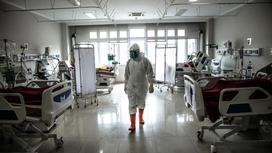 Медик в больничной палате