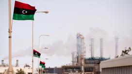 Флаг Ливии на одном из нефтеперерабатывающих заводов
