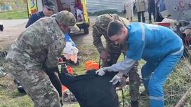Мужчину достают из септика в Костанайской области