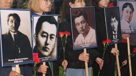 Память жертв политических репрессий и голодомора 30-х годов почтили в Алматы