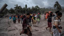 Люди спасаются бегством от извержения вулкана