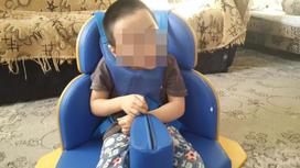 Мальчик сидит в кресле в комнате