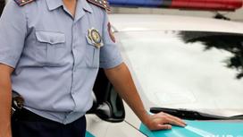 полицейский стоит рядом с автомобилем