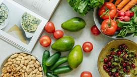 Свежие овощи и кулинарная книга на столе