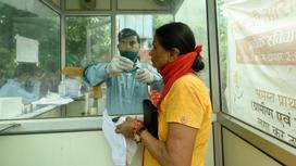 Женщина проходит тестирование в Индии