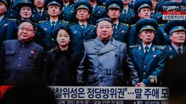 Юнсан арнасында Ким Чен Ын және оның қызын (сол жақта екінші, бірінші қатарда) көрсеткен сәт