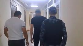 Полицейские ведут задержанного