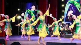 Девушки танцуют в Атырау