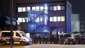 Полиция возле здания, где произошла стрельба, в Гамбурге