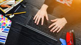 Руки человека на клавиатуре