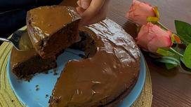 На тарелке разрезанный шоколадный пирог
