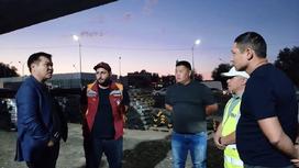 Мейрхат Касымбаев разговаривает с работниками