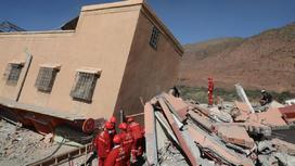 Спасатели на месте разрушенного здания в Мароккко
