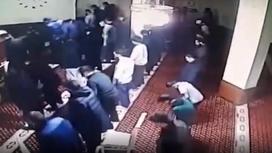 Мужчины читают намаз в мечете