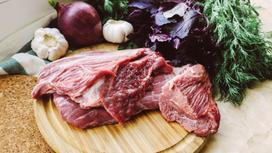 Мясо и овощи на столе