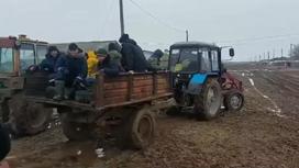 Тракторда отырған оқушылар