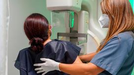 Женщина проходит маммография вместе с врачом
