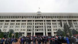 Толпа людей стоит у здания Жогорку Кенеша