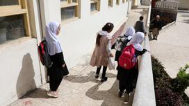 Девочки идут в школу в Кабуле