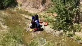 Спасатели помогают мужчине