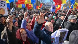 Протестующие с флагами Молдовы на площади