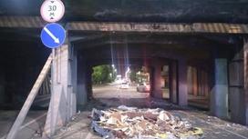 Обломки на месте, где грузовик снес часть моста в Семее