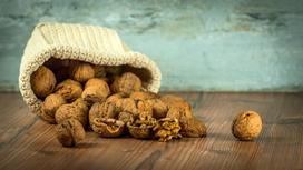 Грецкие орехи в кожуре лежат на столе
